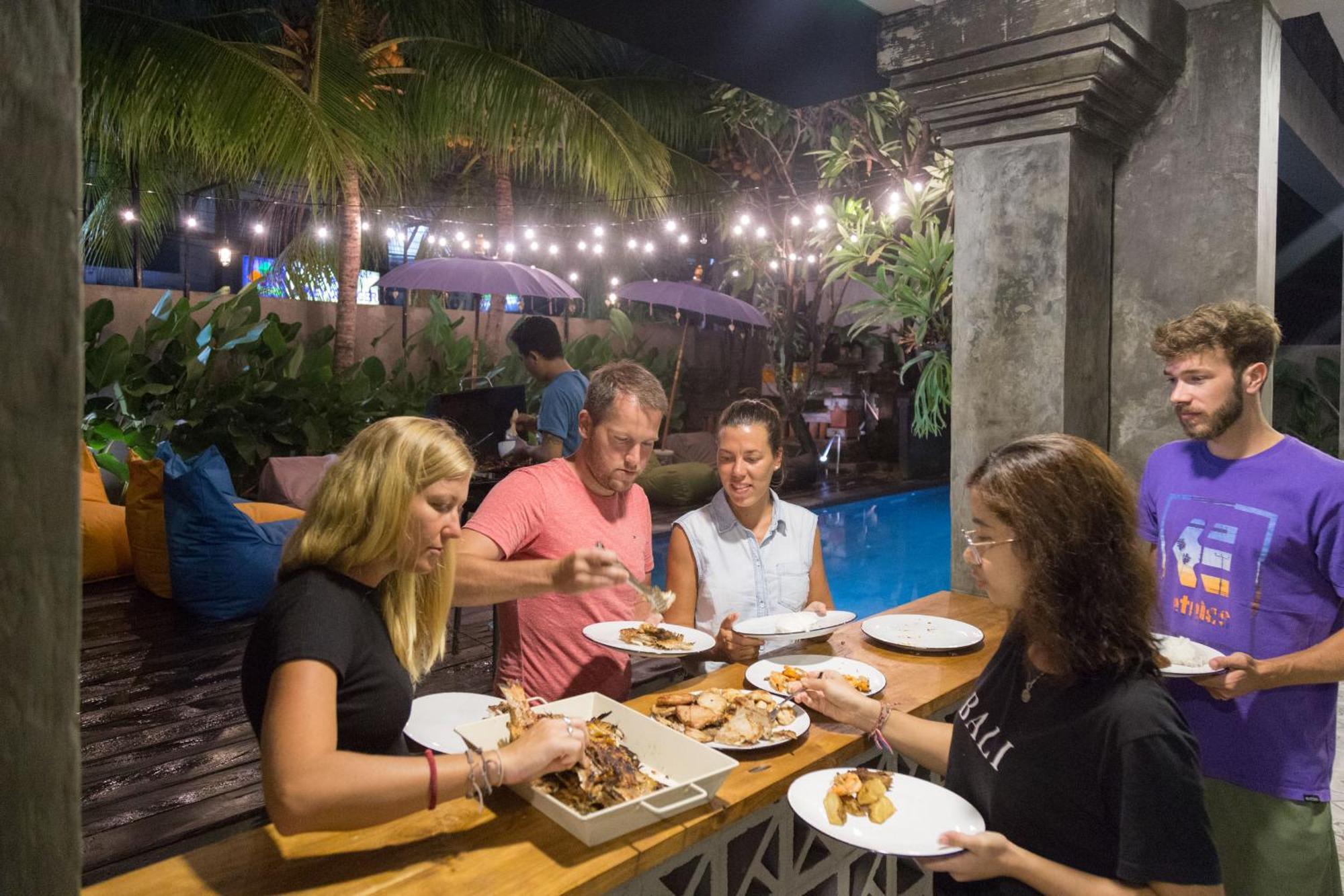 Interconnection Hostel Kuta  Exterior photo